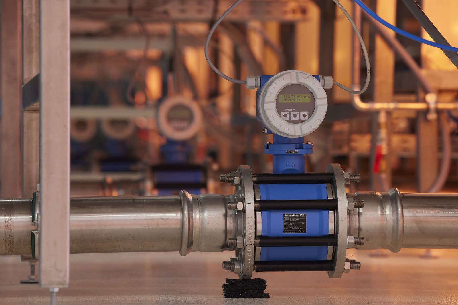 High-precision magnetic-inductive flow meter on a stainless-steel water line